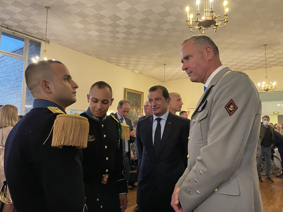 🎓Célébration du #Triomphe de la promotion <a href="/cdll_esm/">Promotion Compagnons de la Liberation</a> de l’académie militaire de <a href="/SaintCyrCoet/">Académie militaire de Saint-Cyr Coëtquidan</a>, avec les deux officiers libanais qui y suivent leur formation. (1/2)