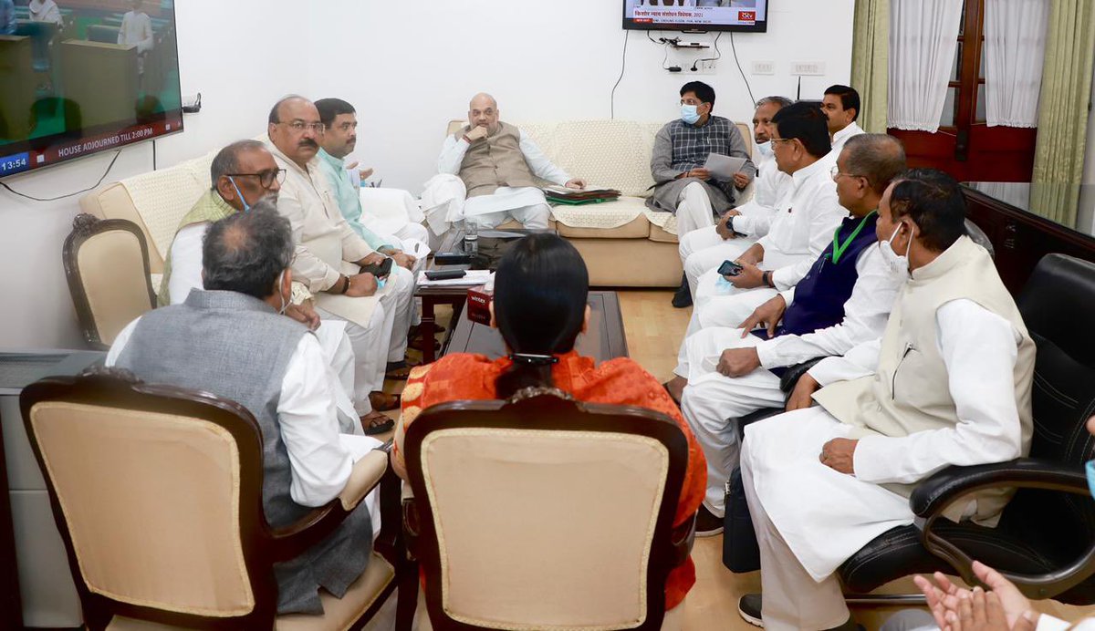 MPSantoshPurnea's tweet photo. जातीय जनगणना कराने की मांग को लेकर आज जदयू के माननीय राष्ट्रीय अध्यक्ष सह संसदीय दल के नेता श्री ललन सिंह जी के नेतृत्व में पार्टी के संसद सदस्यों के प्रतिनिधिमंडल की मुलाक़ात देश के माननीय गृहमंत्री श्री अमित शाह जी के साथ हुई।
@Jduonline https://t.co/YcUC3o1Css