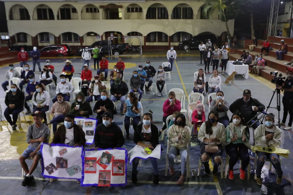 _bernacleboy's tweet photo. suasana nonton bareng perebutan medali perunggu di kampung halaman Kevin Cordon, La Unión, Zacapa, Guatemala.

semoga setelah ini banyak sponsor berdatangan supaya Kevin bisa tampil di berbagai turnamen dan memberikan podium juara bagi negaranya.

📷: AGN/Álvaro Interiano. https://t.co/GJbDcfPHBa
