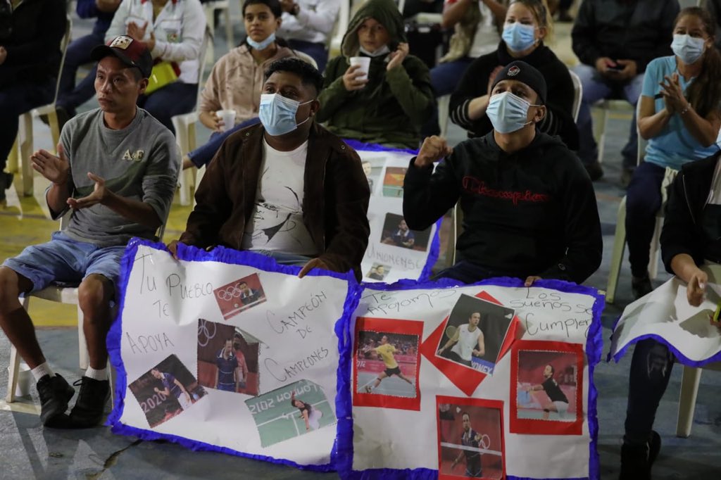 _bernacleboy's tweet photo. suasana nonton bareng perebutan medali perunggu di kampung halaman Kevin Cordon, La Unión, Zacapa, Guatemala.

semoga setelah ini banyak sponsor berdatangan supaya Kevin bisa tampil di berbagai turnamen dan memberikan podium juara bagi negaranya.

📷: AGN/Álvaro Interiano. https://t.co/GJbDcfPHBa