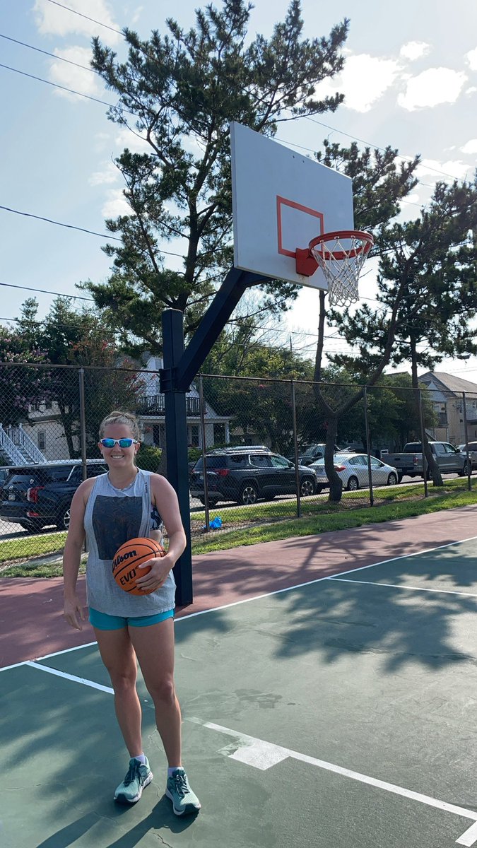 Destatrammell4's tweet photo. Sisters that rebound for you even on vacation > anything 🏀 https://t.co/9ZMKKvRGrh