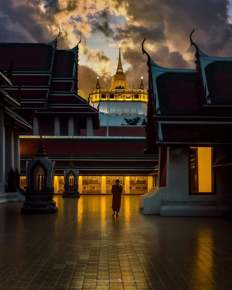 "ภูเขาทอง" กรุงเทพฯ
ที่ วัดสระเกศราชวรมหาวิหาร ที่ตั้งของภูเขาทองหรือพระบรมบรรพต มีพระบรมสารีริกธาตุประดิษฐานอยู่ภายในพระเจดีย์บนยอดภูเขาทอง เป็นจุดชมวิวมุมสูงของพระนคร