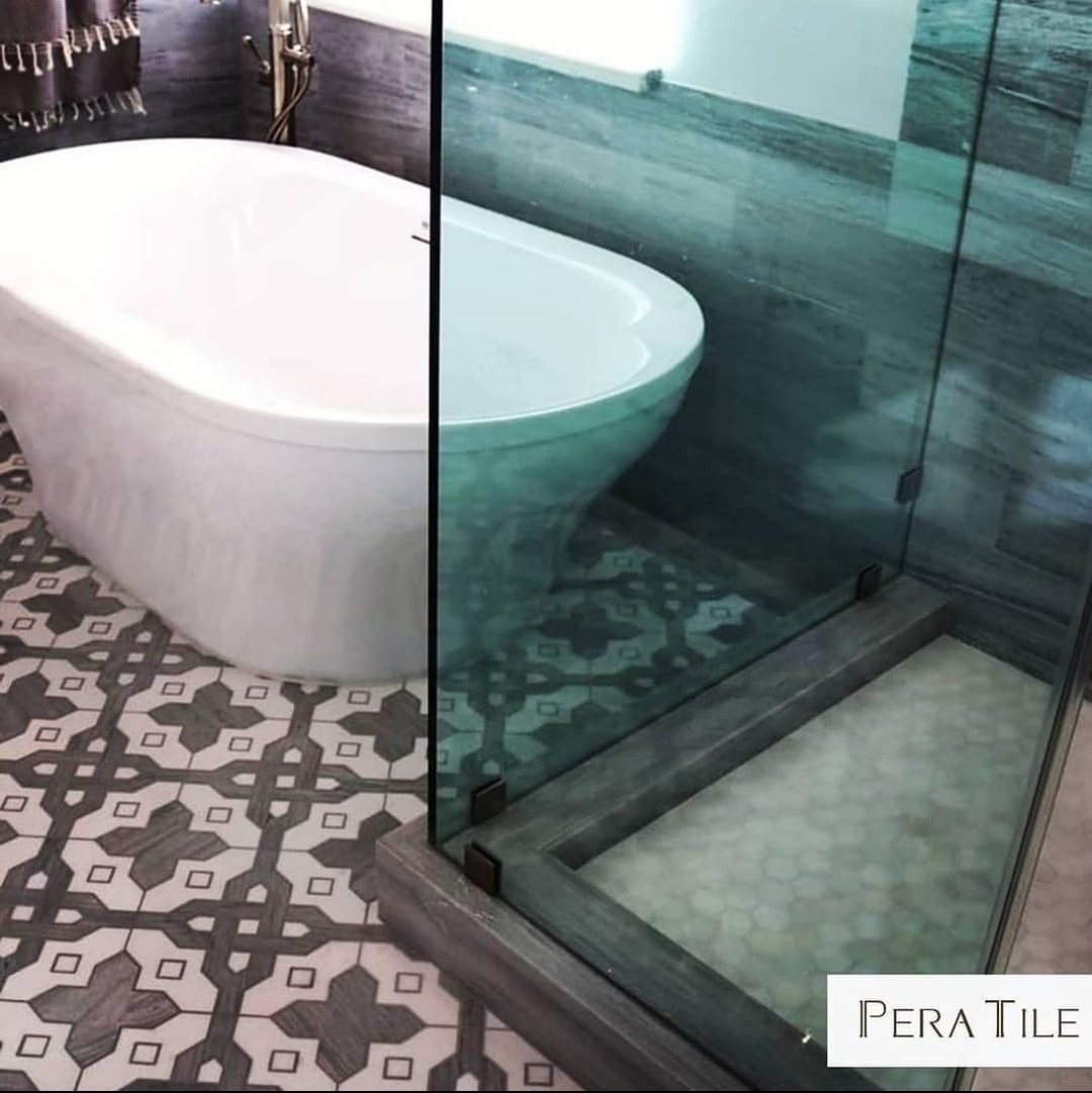 PeraTile's tweet image. Love this design 😍 how the floors, walls, shower and counter top all blend perfectly.

TILES❓USED 
Messina Waterjet pattern tiles.
Merceene Vena, Thassos marble tiles.

Visit Us 👇

peratile.com/products/colle…

#interiordesign #interiordesigner #homedesign
