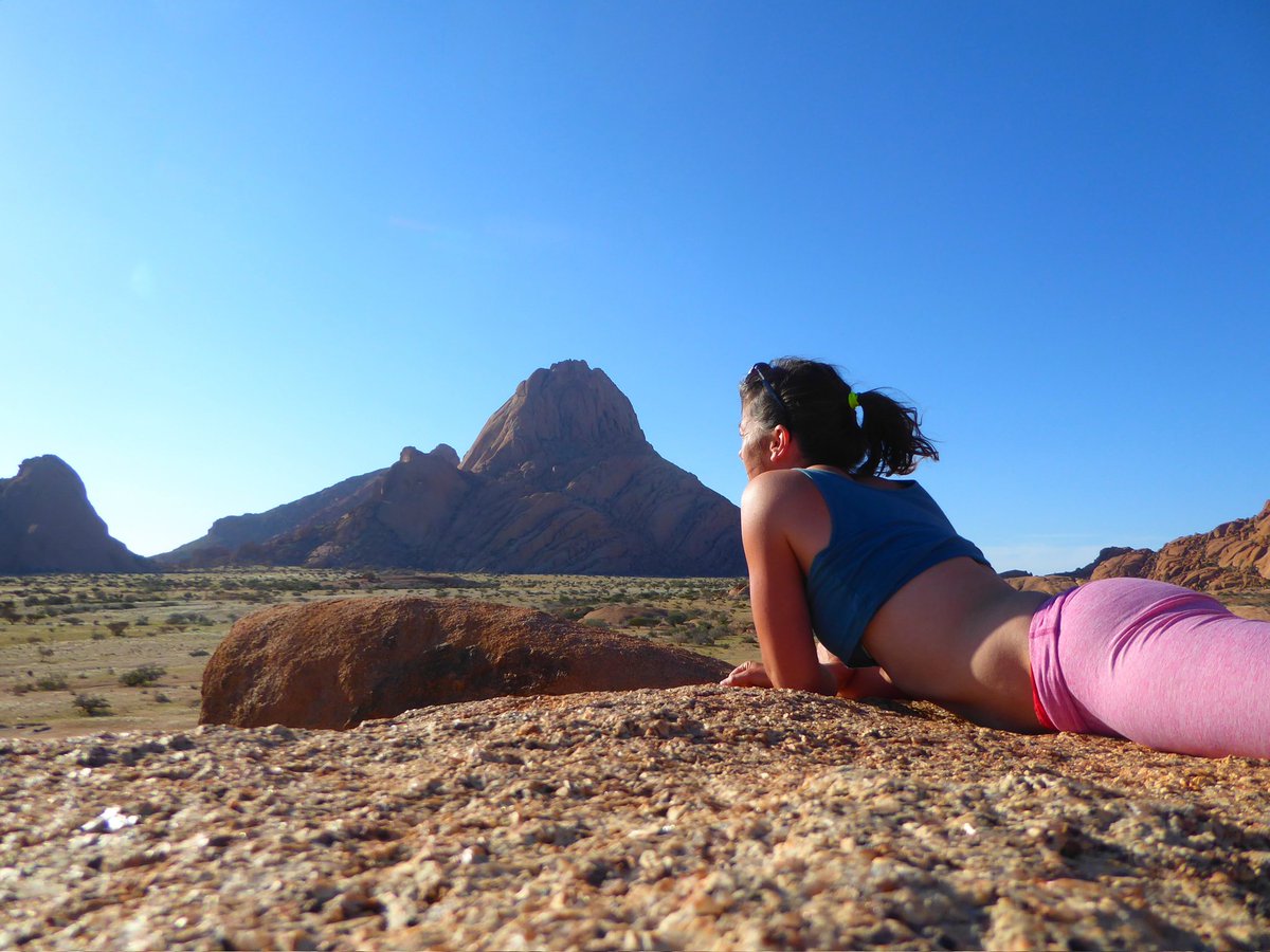 ZinvolReizen's tweet image. Bezig met het uitschrijven van alles wat je kan doen bij Spitzkoppe in Namibië.

Daar kun je heel veel doen zoals bergbeklimmen, wandelen, rondrijden, pootje baden in Rock Pool, muurschilderingen van de San bekijken enz

En relaxen 😍
#Spitzkoppe #Namibie 
instagram.com/p/CSEuqSrs7MJ/