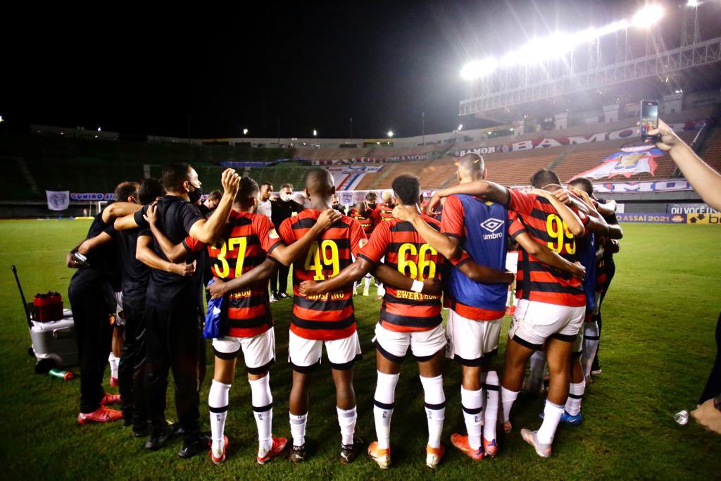 Daqui a pouco, tudo da vitória do 🦁  fora de casa no clássico regional contra o Bahia. Também vamos falar do tropeço do 🐭 e de mais uma decepção da 🐍. É agora, 11:30 na <a href="/TVTribunaPE/">TV Tribuna PE</a> (canal 4.1, You tube e Facebook). Simbora!!!
📸 <a href="/andersonstevens/">Anderson Stevens</a> / <a href="/sportrecife/">Sport Club do Recife</a>
