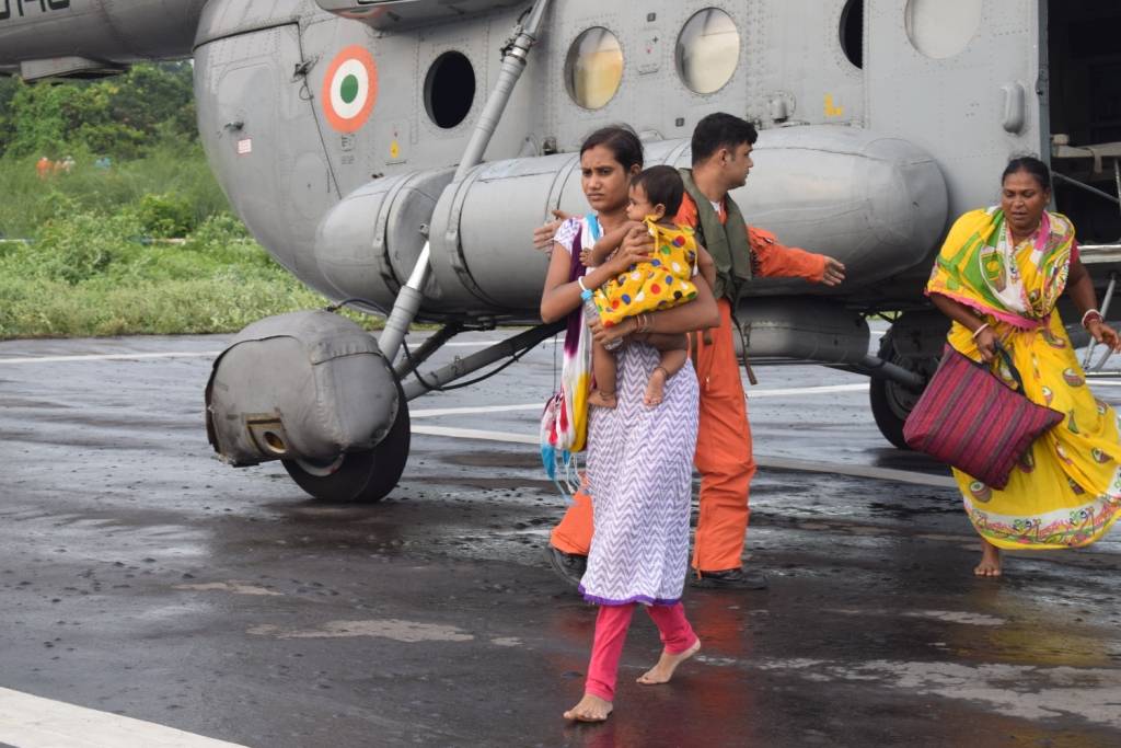 #HADROps 
#WestBengal

IAF helicopters rescued 31 people from rooftops in the flood affected areas of Dhanyaghari, Khanakul 2 block, today.