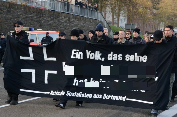 schwarzes Fronttansaprent mit Kreuz, "Ein Volk, das seine [nachträglich verpixelter Text] Nationale Sozialisten aus Dortmund"