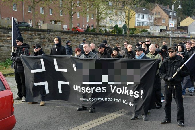 schwarzes Fronttansaprent mit Kreuz, "[nachträglich verpixelter Text] unseres Volkes! dortmunds-rechte