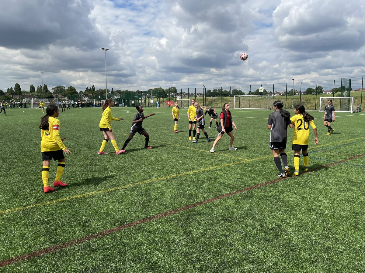 nightingalesfc's tweet photo. A fab end to the season

Barnet Nightingales mixed U11/U12s team finished 3rd in the excellent @BrentfordFCCST Gunnersbury Cup U12s Tournament

🙌🏾🙌🏻to @HaringeyGirlsAc for a great match in the semi-final &amp; 👊🏼to @AscotFc for a fab play-off game

A few weeks of rest then back again https://t.co/IR2RctTfDP