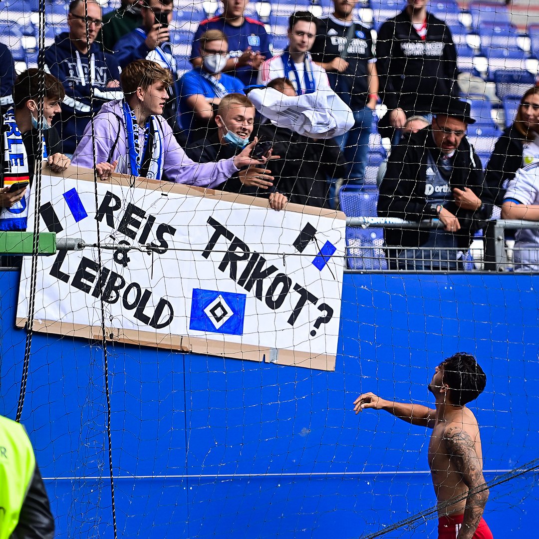 HSV's tweet photo. Ludo hat übrigens auch nach Abpfiff eine MAN OF THE MATCH Performance hingelegt 😉 Glückwunsch an die Empfänger des Trikots ✌
#nurderHSV #HSVSGD https://t.co/KWIxYDmjTP