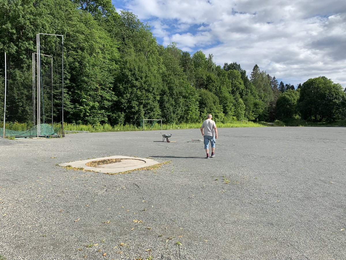 Arne Sæther (89) i full fres med å preppe banen foran morgendagens kastøvelser på ærverdige Hovedgården grus. - Viktig at banen er i best stand, skal det bli satt nye rekorder. #legende