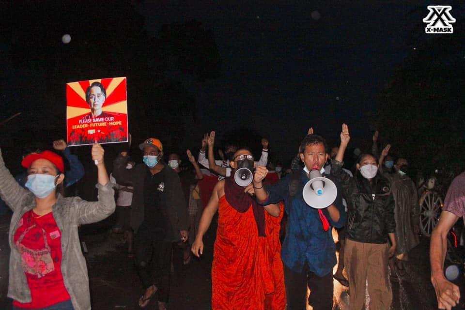 JURISTnews's tweet photo. Via one of our #Myanmar students, pictures of Monday night's collective march in #Mandalay even as it poured.
#WhatsHappeningInMyanmar 
#August2Coup https://t.co/IczwSuVnMe