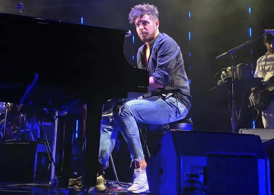 wnotmagazine's tweet photo. ✨ Anoche, @PabloLopezMusic emocionó al público de la @TarracoArena con su voz, su piano y su libertad.

📝 La crónica de este concierto de su #MaydayAndStayTour, por @lunaaaaaa_02: https://t.co/hehI70ny1S https://t.co/DEHauvmBJP