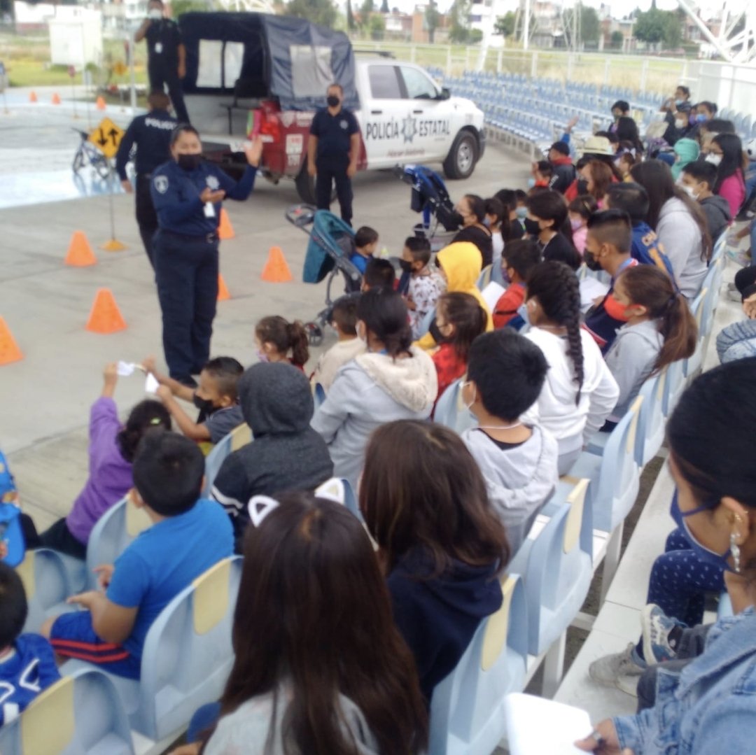En #Cuautlancingo se realizó la jornada "Tejiendo Comunidad" en colaboración con <a href="/SSPGobPue/">Secretaría de Seguridad Pública</a> con el propósito de fomentar entre los habitantes el respeto y solidaridad, para fortalecer la cohesión social. A cargo de la Subsecretaría de Prevención del Delito y Derechos Humanos.