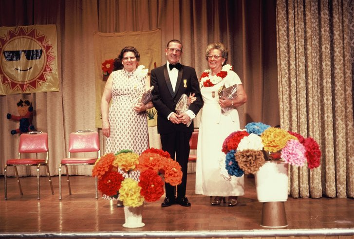 SUVCW's tweet photo. Another colorful photo from a previous #SUVCW National Encampment, this one in 1973. That’s past Commander-in-Chief John Yocum looking sharp on-stage in black tie. 🇺🇸🇺🇸
#DidYouKnow #nationalconference #CivilWarHistory #AlliedOrders #ASUVCW #LGAR #DUVCW #WRC https://t.co/1dM445o2U0