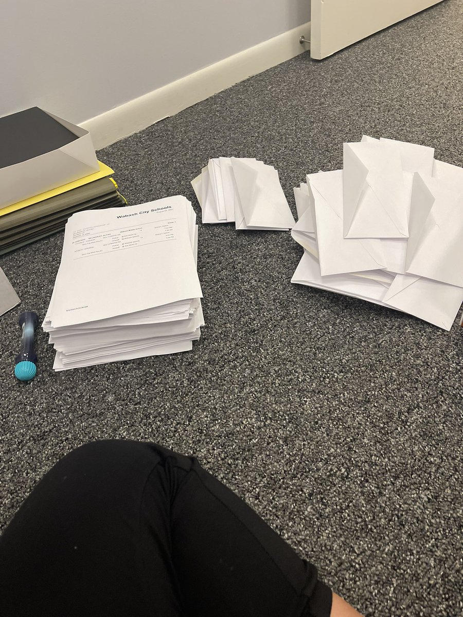 IndyCarChick's tweet photo. I spent my 8 hours stuffing 900 envelopes. How was your day? #busassignments #onlyoneofme https://t.co/CoTvqHYgHz