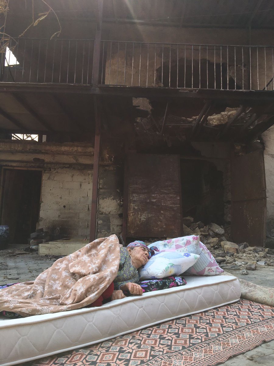 KendineMuhabir's tweet photo. Yangının yakıp yıktığı Manavgat’a dün gittiğimde gördüğüm manzara buydu. Gündoğmuş belediye başkanı çıkmış “evi yanmayan insanlar keşke bizim de evimiz yansaydı diyecekler” diyerek gülüyor. Yazıklar olsun! Unutursam kanım kurusun... https://t.co/adBlYjv8o5