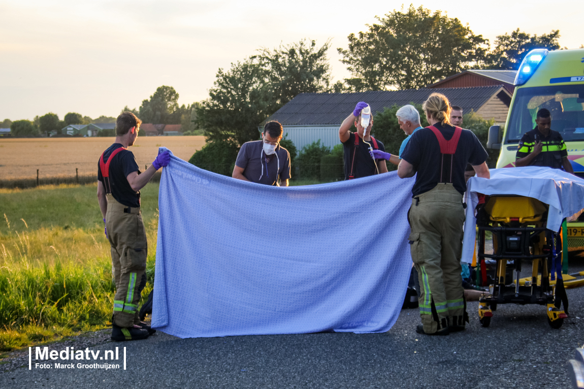 Twee wielrenners zijn vanavond gewond geraakt bij een aanrijding op de Mosterdijk in Hellevoetsluis.