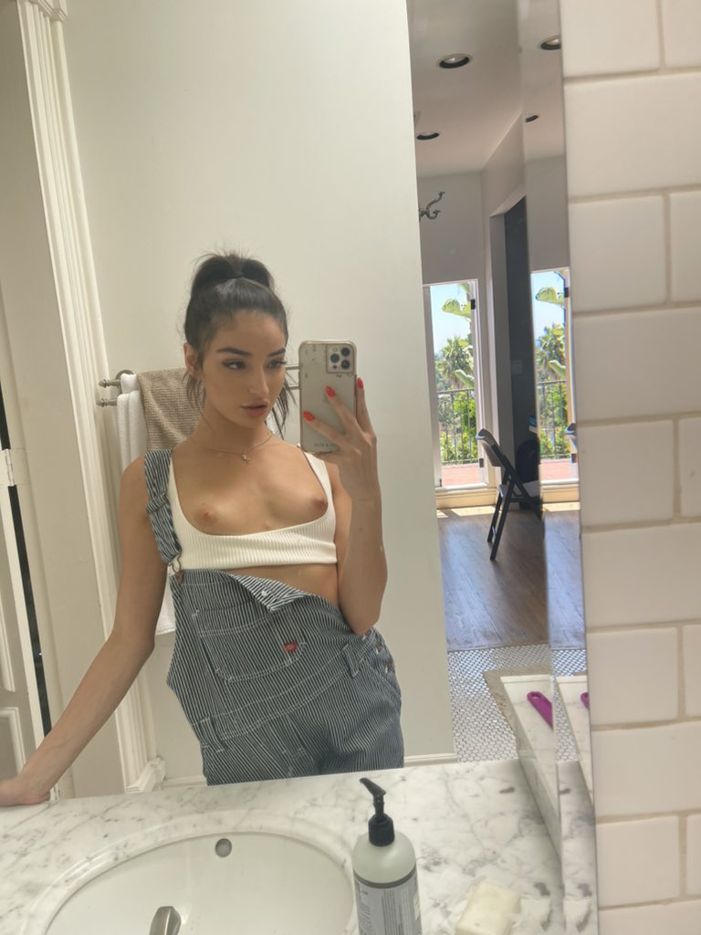 ❤️ to squeezeeee my titties https://t.co/nGNvaNBJEC