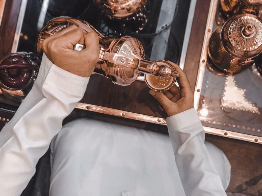 لو إنها بالكيف كان أرخيت للكيف العنان                 
واطلقت للنفـس الشقيّه كايدات سبوقها