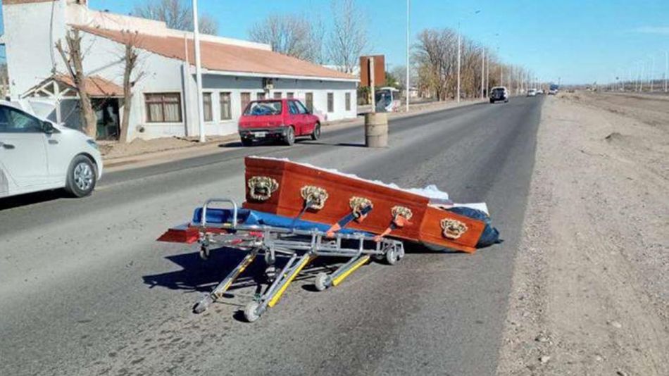 A un auto fúnebre se le cayó el ataúd y el cuerpo quedó en plena ruta >> eldoce.tv/sociedad/auto-…