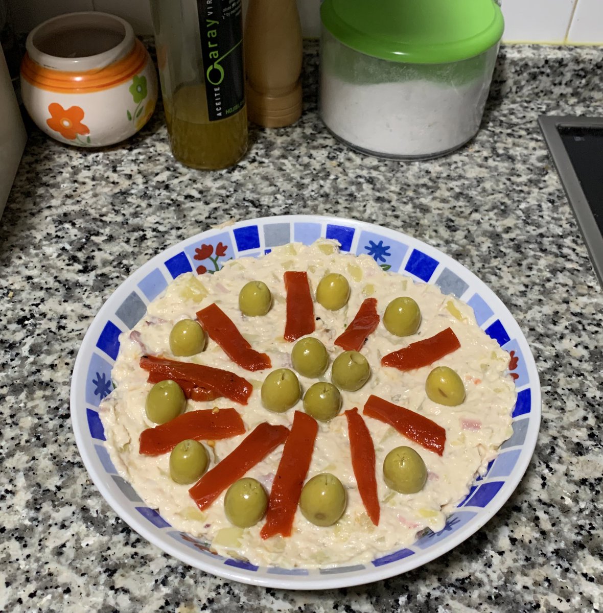 Que no es la ensaladilla mejor decorada del mundo? Seguro, ahora! eso si, metralla y cariño endentro tiene tela, gambas, patata, pulpo, bonito, zanahoria y mayonesa casera. Ya tenemos la comida de mañana!!!! Buenas noches!!! #ensaladilla #ensaladillacasera #ensaladillatop