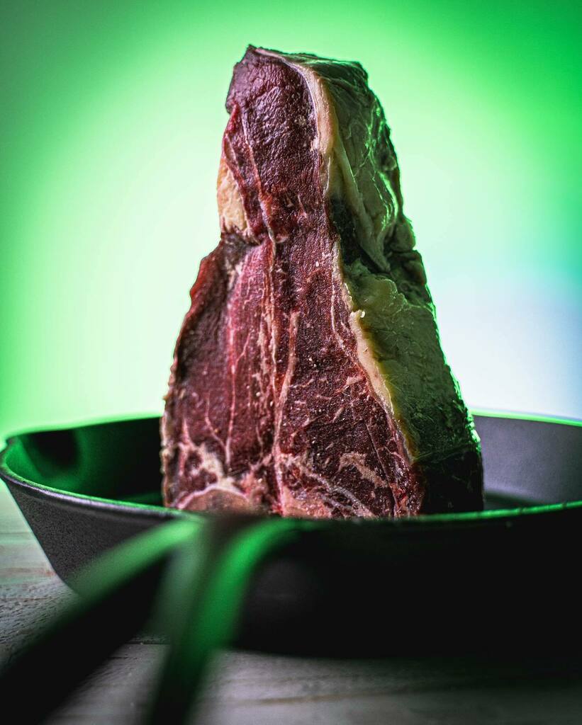 🇩🇪 Egal welche Farbe ich nehme 🟢🔴⚪️ - ich finde so ein Porterhouse von der Simmentaler Färse macht nach ein paar Wochen Wellness im Dry Ager einfach eine gute Figur😜

Oder was meint ihr❓

🇺🇸 No matter what color I take 🟢🔴⚪️ - I find such a Porterhouse from the Simmental …