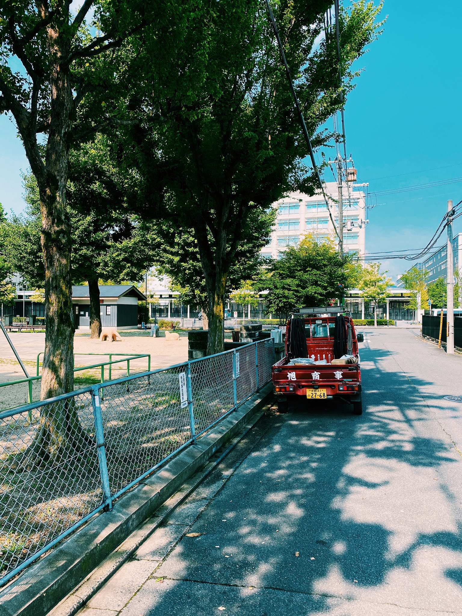 宮下直樹 Terminal81film 京都の古紙回収といえば 旭商事 いまだ健在で なんだか嬉しくなった 町の景色もどんどんと変わるけど 変わらないものを見つけると少し安心したように嬉しくなる この気持ちは一体何なんだろうね T Co Zjhb8d8udh