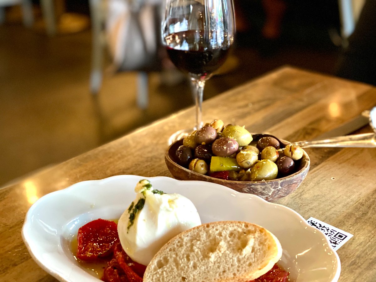 Outstanding meal at Capra's Kitchen in Mississauga last night. Terrific, fresh, sweet burrata with roasted peppers and tomatoes, a light and summery pasta with sweet shrimp and zucchini + tremendously rich bolognese. A-1 service, too. <a href="/visitsauga/">Visit Mississauga</a> <a href="/ChefCapra/">Massimo Capra</a> #food #Mississauga