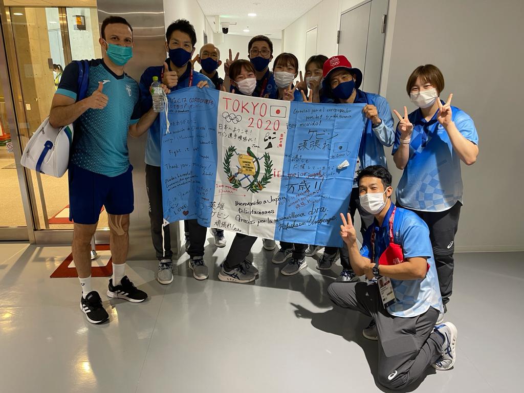 ¡Kevin Cordón se ganó el respeto y cariño de todos en Tokyo! 🤗🇯🇵

📷 El guatemalteco fue la sensación del bádminton en los Juegos Olímpicos y recibió una bandera de nuestro país firmada por los voluntarios. 

#PasiónPorGuatemala #NuestraMetaLosValores