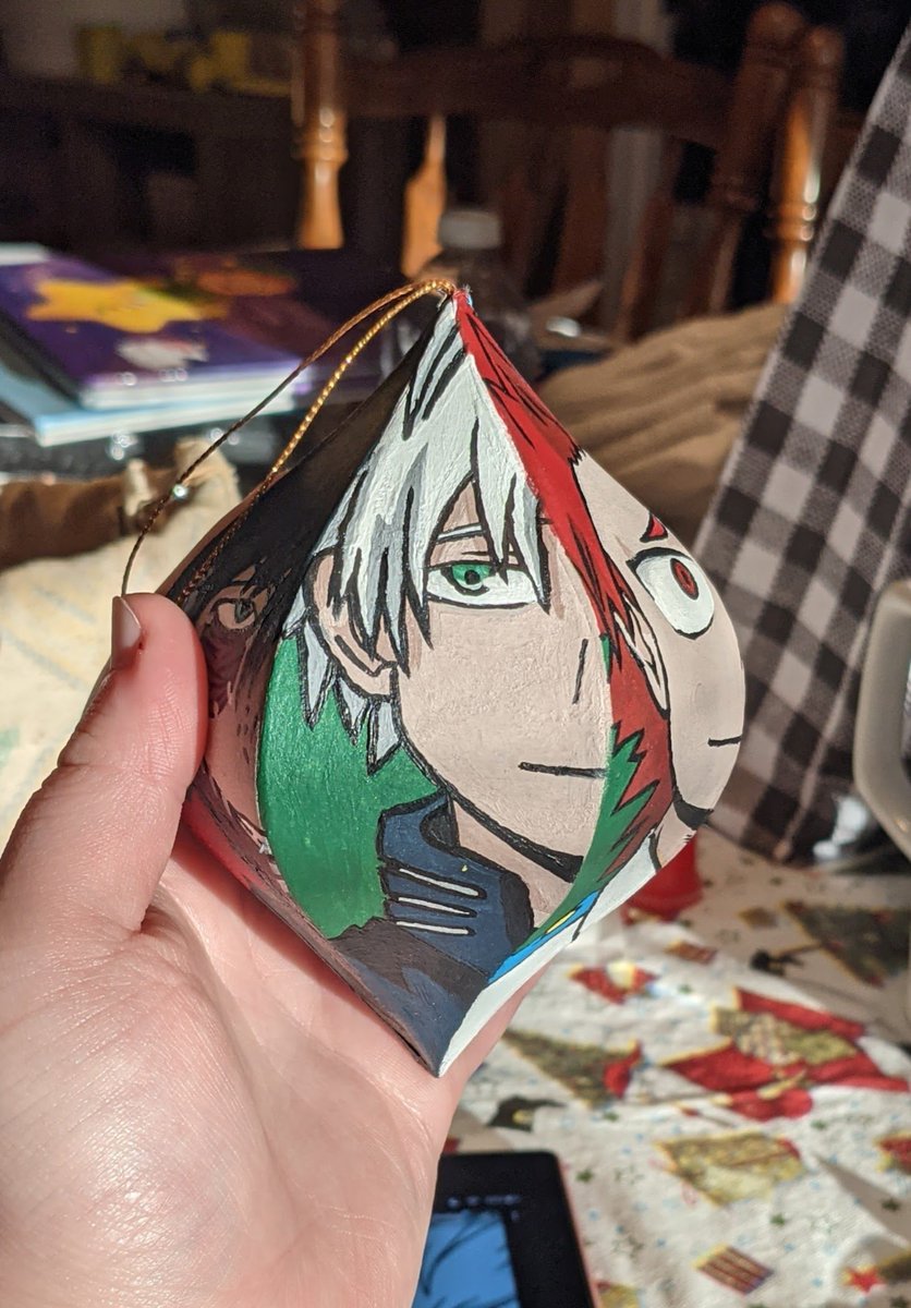 ZaylaVan's tweet photo. An ornament I hand painted for a dear friend. He really loved it! #art #artist #ArtistOnTwitter #MyHeroAcademia #Christmas #gifts #painting #paintings #painter #MyHero #myheroacademiafanart #fanart #handpainted  #handmade https://t.co/jNaZgt0Qln