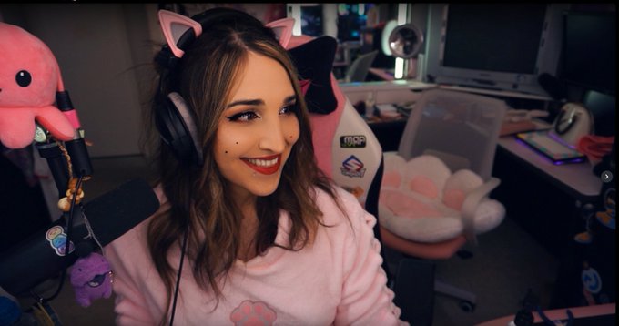 ***RARE***  Me smiling ♡ https://t.co/fUTGKCMOPr<a href="/tag/femboyhooters"class="tags"><span>#femboyhooters</span></a>