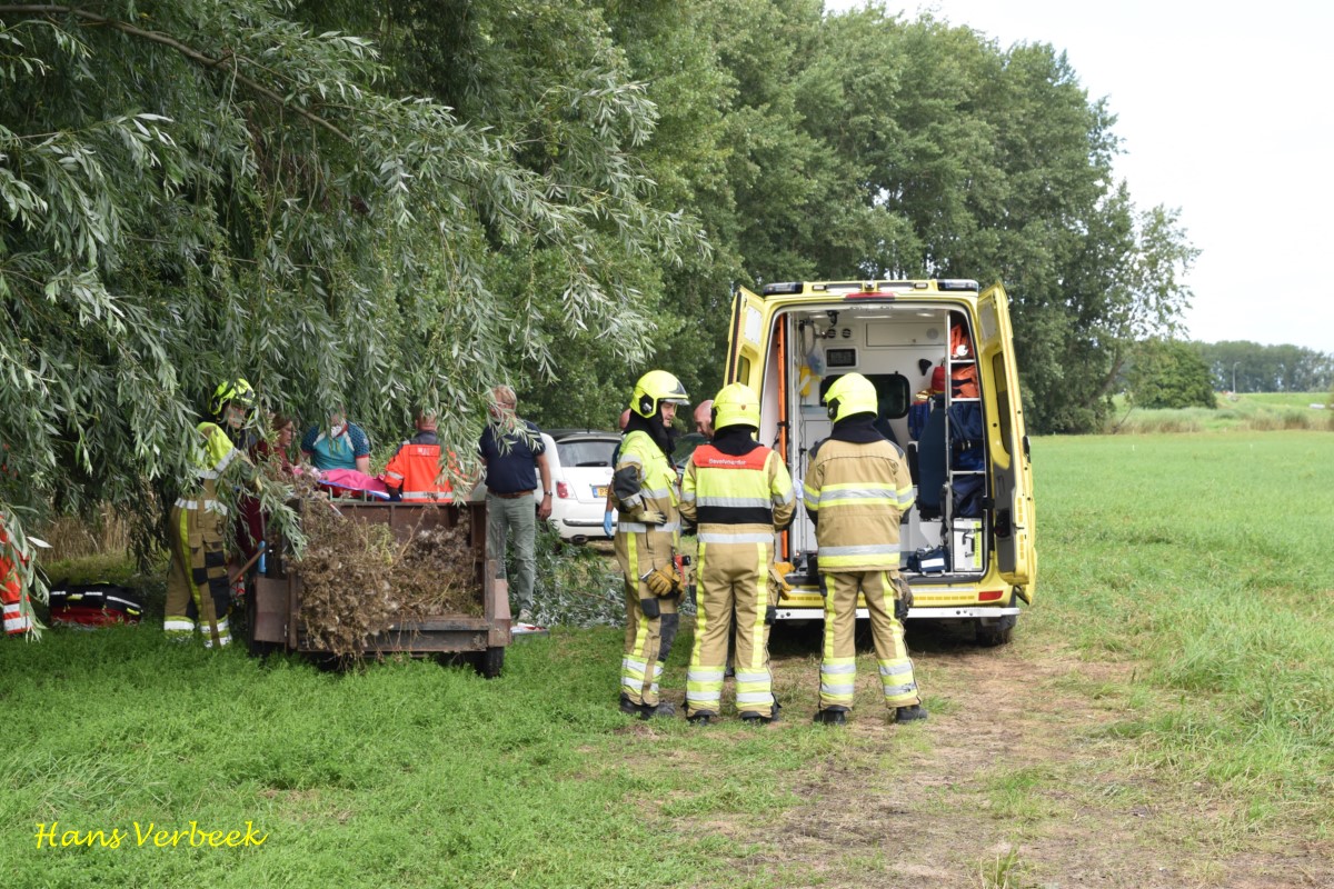 14-jarige jongen gewond na val uit een boom (video)