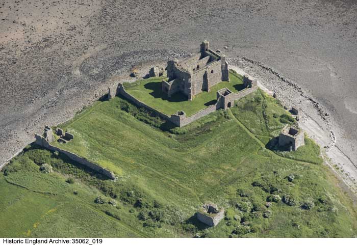 HE_Archive's tweet photo. Piel Island and Piel Castle, Cumbria. The castle dates from 1327, but by 1530 it had long been in ruins.
More here: https://t.co/khnCxPG8oY
#HEAerial https://t.co/t8K9RqXG66