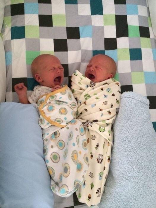 TwinningBlog's tweet image. Babies have 2 modes - on and off. #parenting #twins