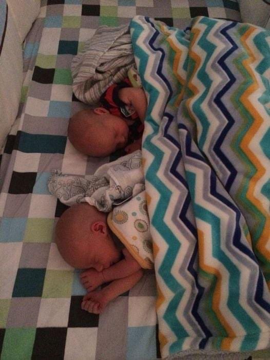 TwinningBlog's tweet image. Babies have 2 modes - on and off. #parenting #twins