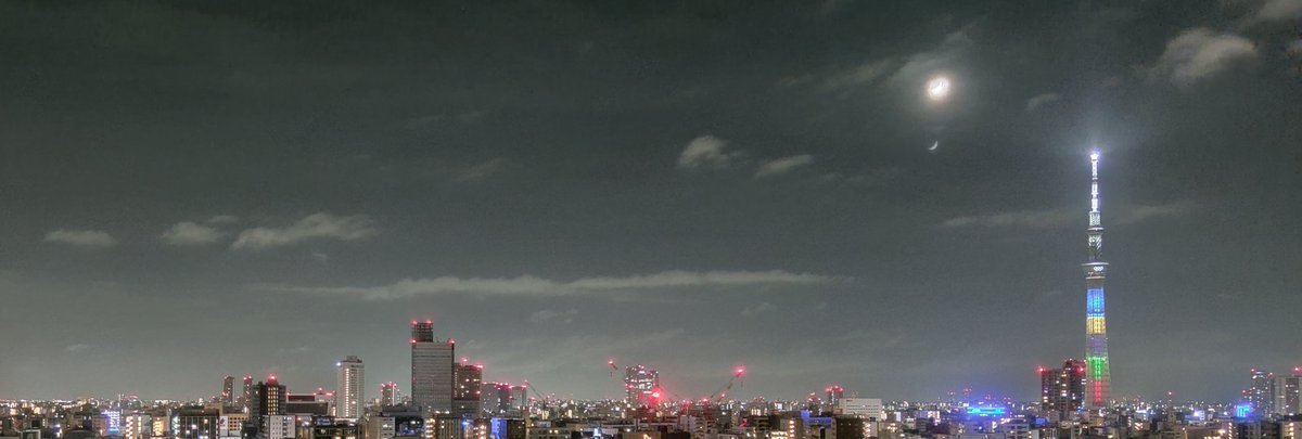 ayaTohno's tweet photo. 夏の夜空とお月さまと、#スカイツリーお嬢さま👼
みなさま、おやすみなさいませ🍀
🐹#スカイツリー の景色を概ね毎日お届け中🐹
#空が好き #空がある風景 #カメラ女子 #ファインダー越しの私の世界 #キリトリセカイ #MiNote10pro https://t.co/YrfNB19FCB