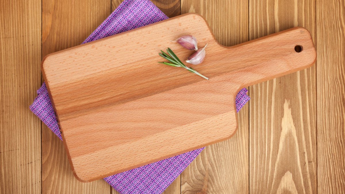kitchenshortcut's tweet image. Keep your cutting board from sliding all over the counter by using a wet paper towel or damp hand towel under your board to keep it in its place.

#KitchenShortcuts #kitchenistadiaries #kitchenhacks #kitchentips #cookingtips #homecooking #homecook