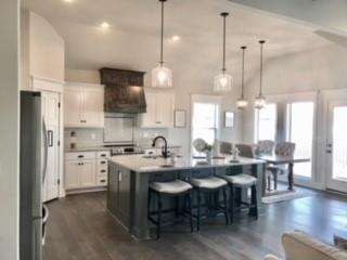 amysold1's tweet photo. 4 Bed | 3 Bath - Open floor plan w/11ft ceilings! Hardwood floors in kitchen &amp; living; stone floor-to-ceiling FP. Open kitchen w/large island, walk-in pantry, &amp; granite counters; spacious owner's suite w/walk-in closet, tiled shower, &amp; more! https://t.co/pBKynraHJb

#AmySold https://t.co/H3V66f0Hlq