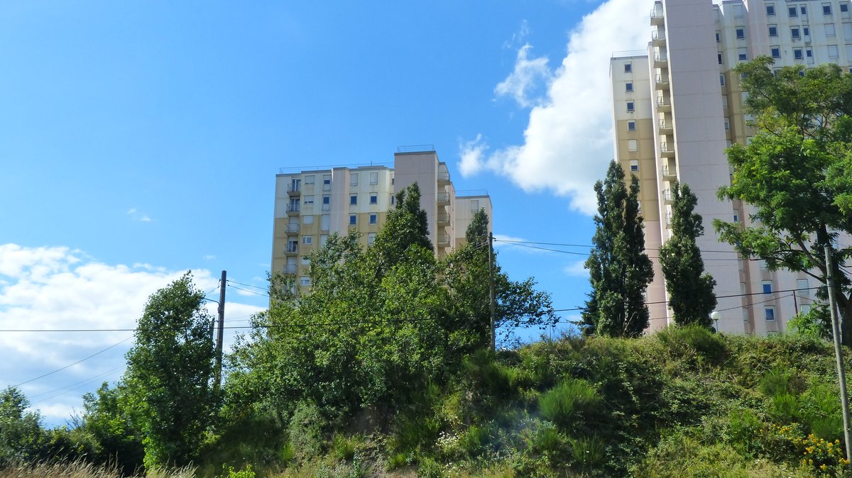 Memoire2cite's tweet photo. 42 SAINT ETIENNE la Cotonne une cité moderne HLM Une architecture typique des années 70 @ les tours Peyrard vouées à la démolition ...au coeur de la rénovation urbaine...vont être détruites pour laisser place à un projet d'agriculture urbaine...ANRU2 https://t.co/TAbFkNH8Gq