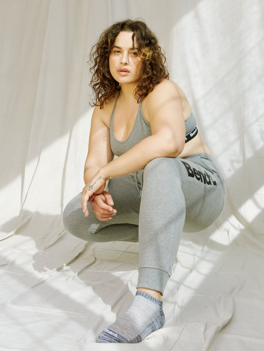 Experience the softness of our brushed back fleece in the Everyday Sweatpant. Pair it with one of our Racer Back Bralettes to power through your day with confidence.
bit.ly/2WDkp4U
#benchcanada #lovemyhood #bralettes #summer2021 #EverydaySweatpant #sweatpant #summer #sun