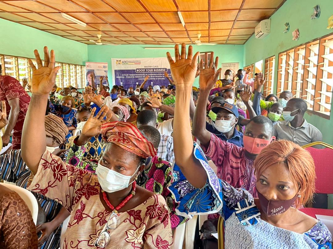 adejbenin's tweet photo. 148 femmes et 67 hommes ont répondu présents à l’appel de l’ADEJ et du cabinet WURAMI qui ont pris un réel plaisir pour échanger sur les opportunités à saisir pour son entreprise grâce à la communication digitale.

2/3 https://t.co/fdPVsTiLN1