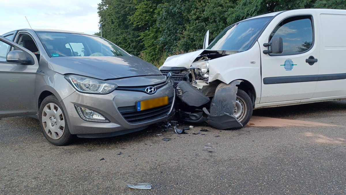 Een vrouw is aan het einde van de middag gewond geraakt bij een aanrijding in het buitengebied van Belfeld.