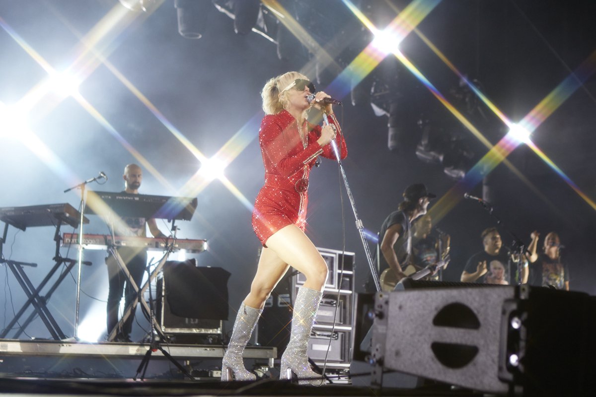 Thursday at #Lollapalooza, <a href="/MileyCyrus/">Miley Cyrus</a> wowed the audience with an epic performance featuring strong vocals and special guests. And she did it all in her custom Gucci pantsuit. Check out <a href="/carigaribay/">Carolina Garibay</a>'s full review of the set! readbuzz.com/2021/08/02/mil…

Photo courtesy of <a href="/Vijatm/">Vijat Mohindra</a>