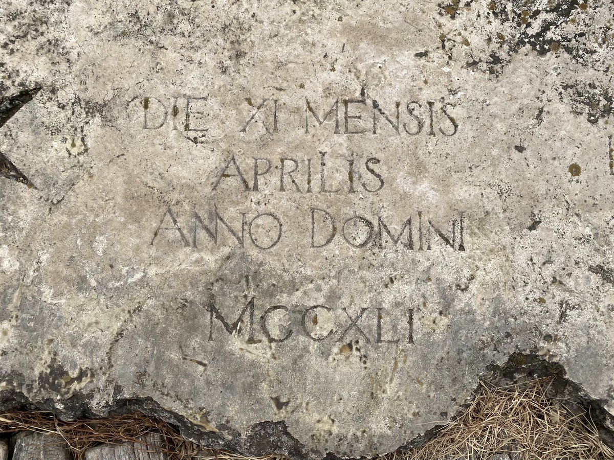 Унгар улсад нэгэн дурсгалын цогцолборт байх газарт суулгасан самбарын латин үсгээр сийлсэн он сар өдөр.

Ямар он сар сийлсэн байна? Ямар үйл явдалд зориулсан бэ?