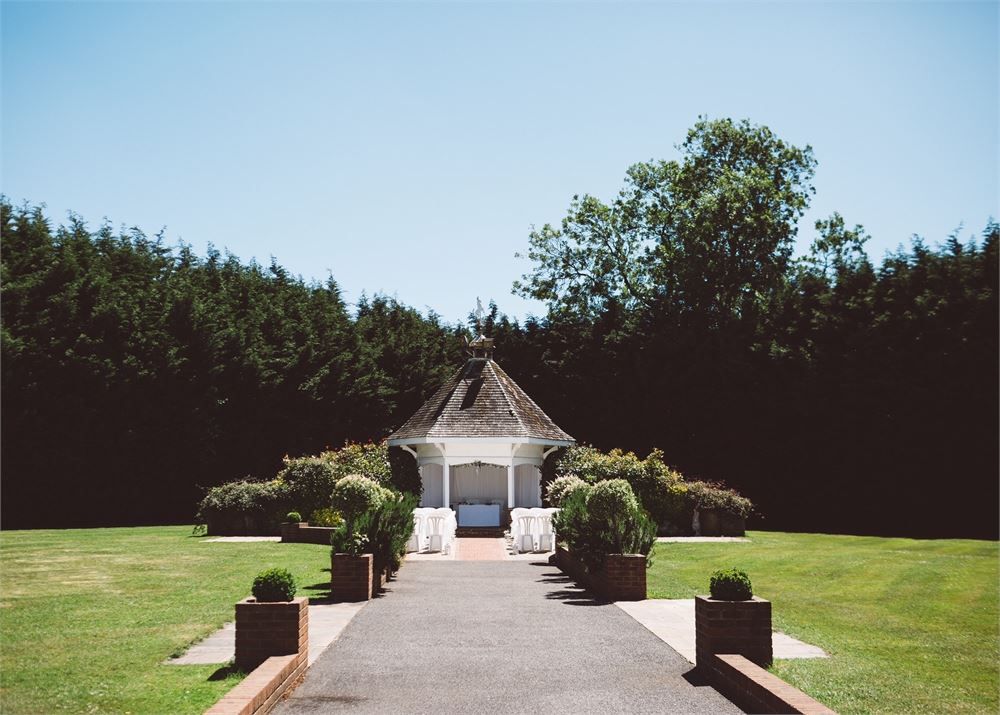 Such a picturesque setting for an outdoor wedding at the Hop Farm 👰🤍

Find them on the Married In Kent Wedding Directory 💖
🔗 marriedinkent.co.uk/wedding_venues…

#kentvenues #weddingvenue #kentweddingvenue #kentweddingvenues #weddingvenuehunting #weddingvenueinspo #kentwedding #kentbride