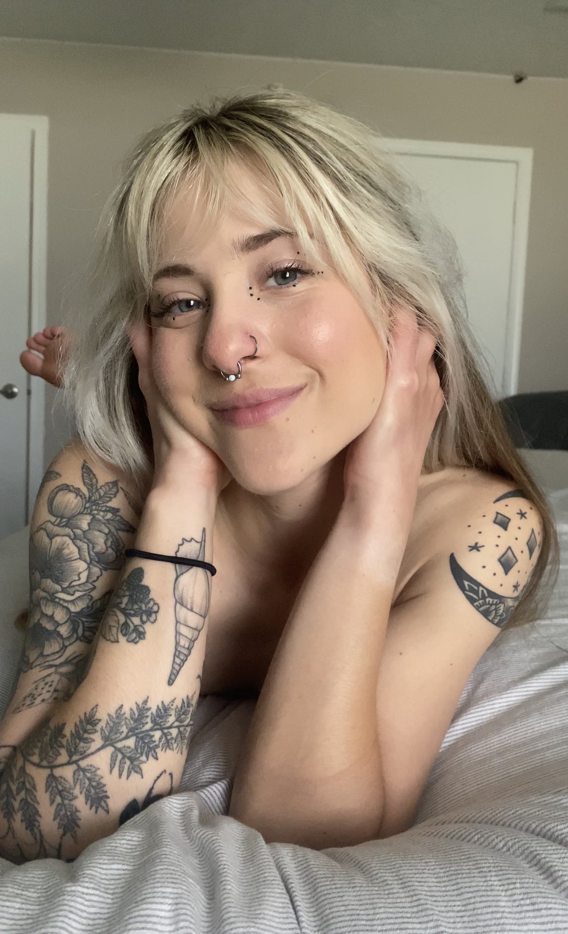 awlivv (washed up flop era) on X: damn i missed being cute on camera  t.coWeHKh7BeIW  X