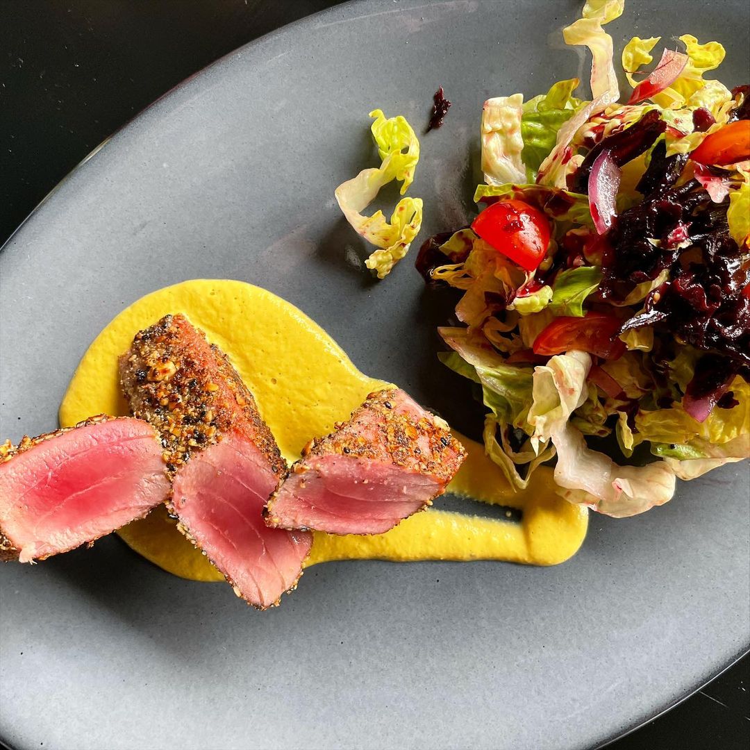 HostingTourism's tweet photo. Seeded crusted tuna with zucchini blossom cream. 🐟😍

Atún ensemillado con crema de flor de calabaza.

#origenlatino #latino8 #cabo #latinkitchen #HostingToursim https://t.co/QtMysWJrX3