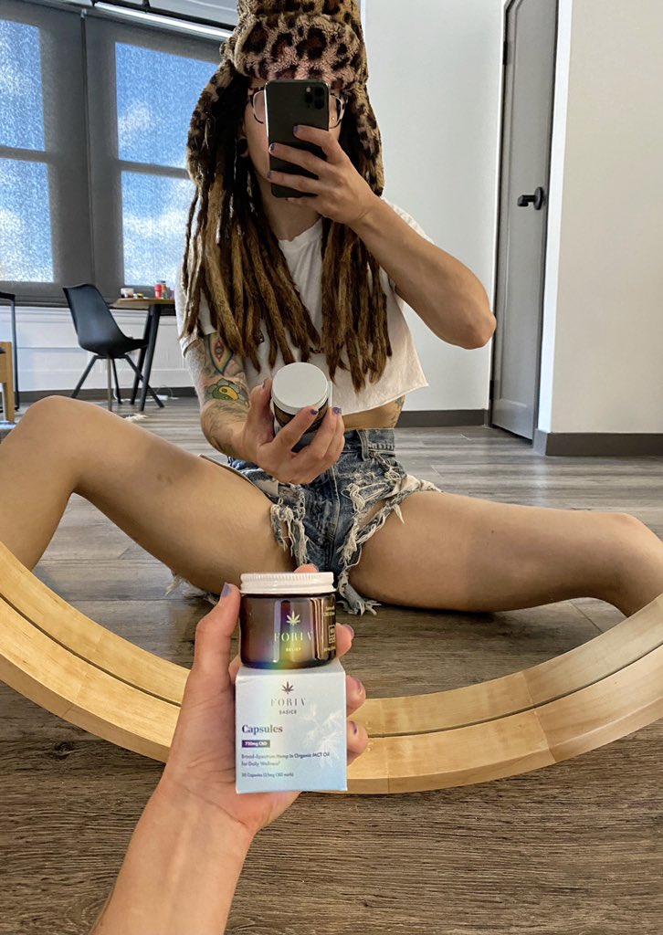 JessicaGolich's tweet photo. Plant-based #CBD has played a huge role in keeping my body snatched. ๐ฅ @ForiaWellness is serving up all natural health and sexual wellness products rooted in the proven wisdom of plants. ๐ฑ #Foria #ForiaAmbassador โฃ
โฃ
Use Code: JESSICAGOLICH20 ๐ฑ๐ฐ https://t.co/XMrOGrdm5O