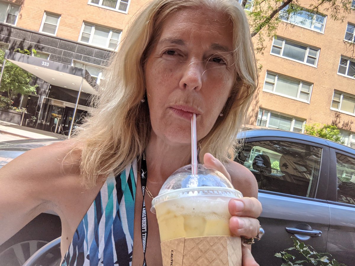 leslievosshall's tweet image. I'm now that asshole in line in front of you who orders an Iced Almond Milk Turmeric Latte With Cinnamon And Cardamom And Ginger #javagirl
